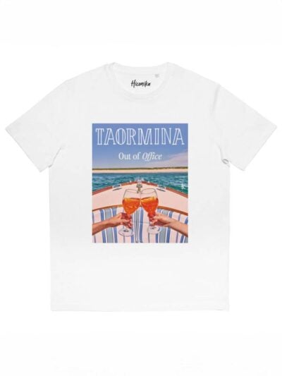 T-shirt donna More con la stampa di una barca sul mare, due cocktail e la scritta "Taormina out of office" – SMD40