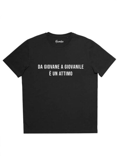 T-shirt uomo Prime con la scritta in patch a rilievo "da giovane a giovanile è un attimo" - PRM103