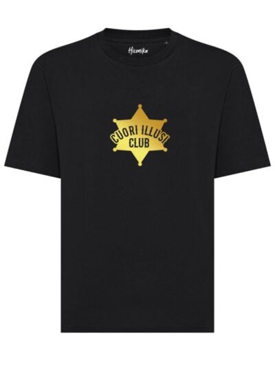 T-shirt unisex Axis con la stella da sceriffo e la scritta "cuori illusi club" in reflex – CU06