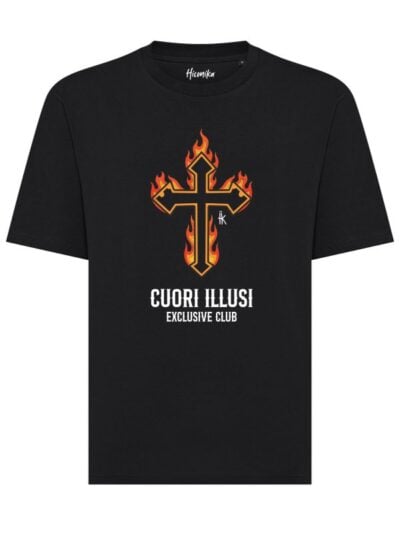 T-shirt unisex Axis con una croce infuocata e la scritta "cuori illusi, exclusive club" – CU08