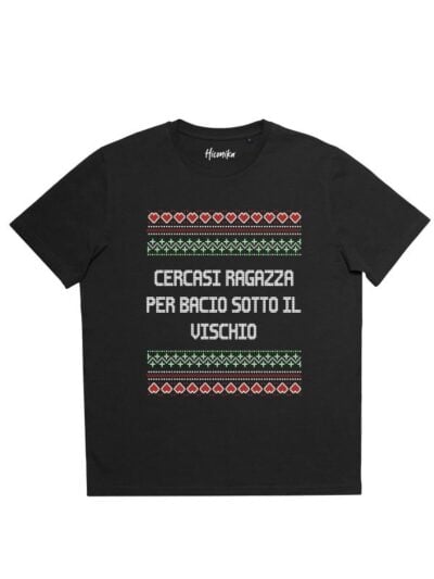 T-shirt uomo Prime con i cuori e la scritta “Cercasi ragazza per bacio sotto il vischio” – CHU03