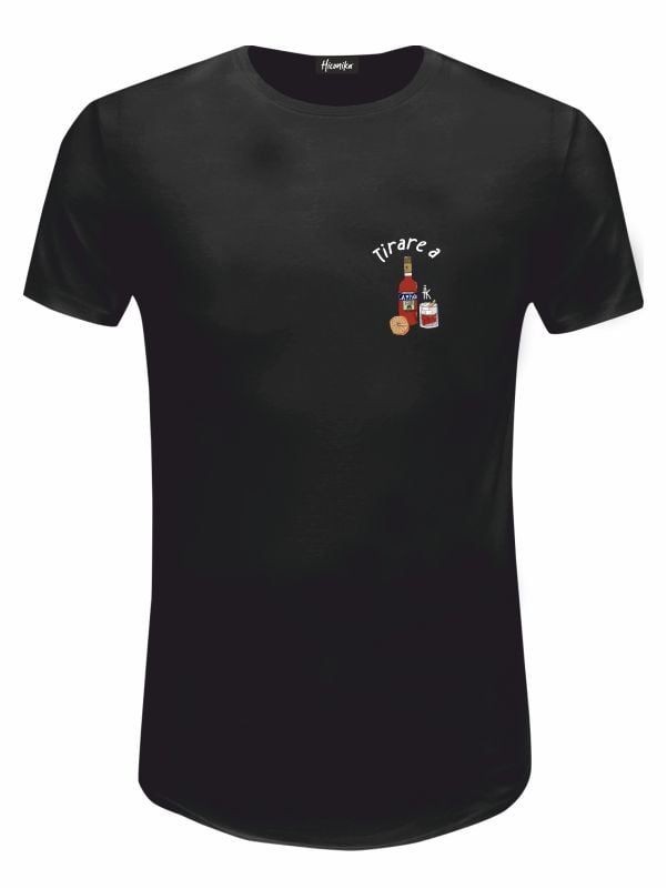 Pacchetto Stock: 15 T-shirt uomo nere Urban con la stampa di una bottiglia di campari e la scritta “tirare a” in patch a rilievo lato cuore - STOCK51