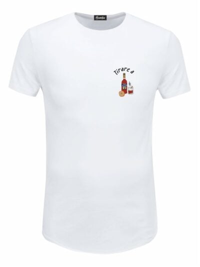 Pacchetto Stock: 15 T-shirt uomo bianche Urban con la stampa di una bottiglia di campari e la scritta “tirare a” in patch a rilievo lato cuore - STOCK50