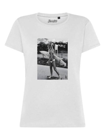 T-Shirt donna Lady 2.0 con ragazza surfista e la scritta “It comes in waves” – TW056