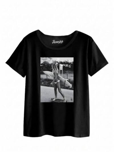Pacchetto Stock: 11 T-shirt donna nere Formosa con una ragazza surfista e la scritta “it comes in waves”- STOCK63