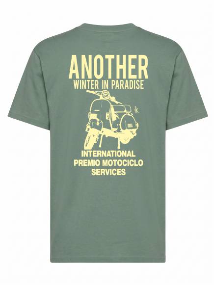 T-shirt uomo Ryder con stampa sulle spalle di una vespa e la scritta "another winter in paradise" lato cuore – TM064 - immagine 4