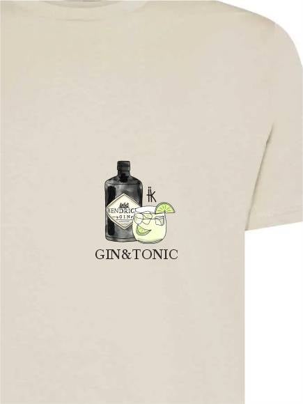 T-shirt uomo Moon con una bottiglia, un bicchiere e la scritta "gin e tonic" lato cuore – TM061 - immagine 2