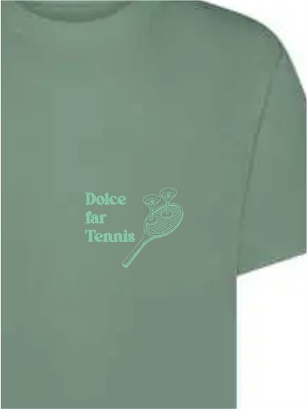 T-shirt uomo Ryder con stampa racchette e calici sulle spalle e la scritta "dolce far tennis" lato cuore - TM068 - immagine 9