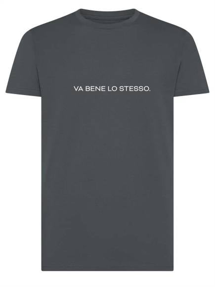 T-shirt uomo Moon con la scritta "va bene lo stesso" in patch a rilievo – TM053 - immagine 2