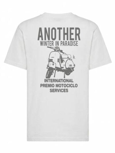 T-shirt uomo Ryder con stampa sulle spalle di una vespa e la scritta "another winter in paradise" lato cuore – TM064