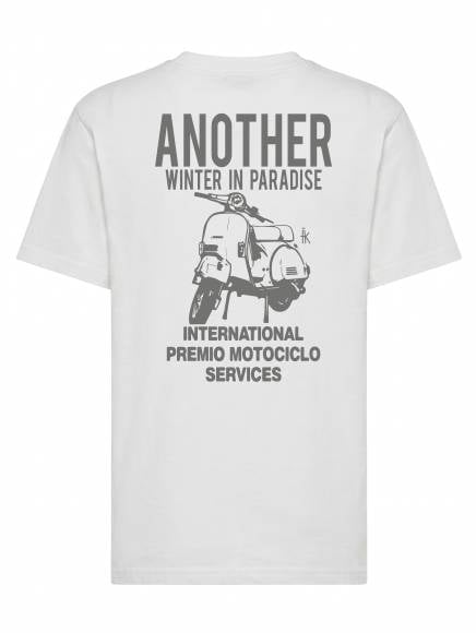 T-shirt uomo Ryder con stampa sulle spalle di una vespa e la scritta "another winter in paradise" lato cuore – TM064